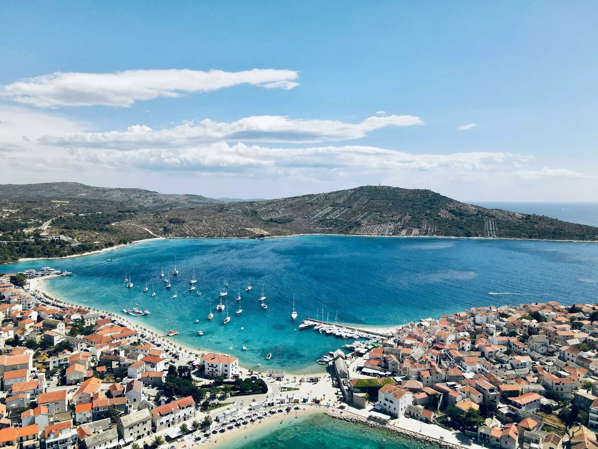 Idyllische omgeving met de oude stad Primošten op een klein schiereiland