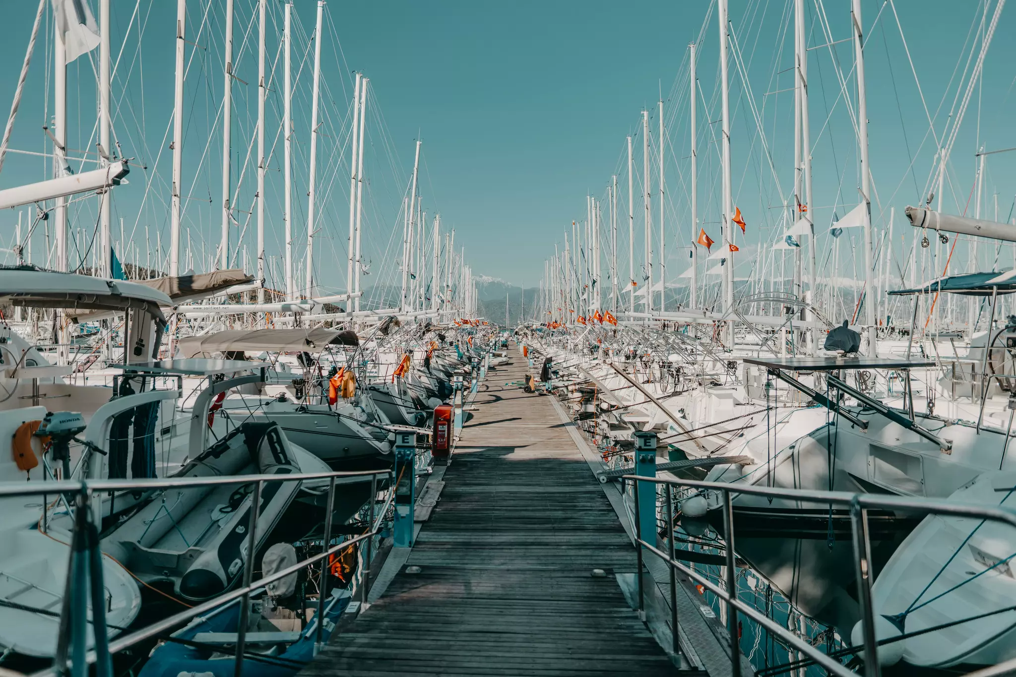 Marina com numerosos iates em Fethiye