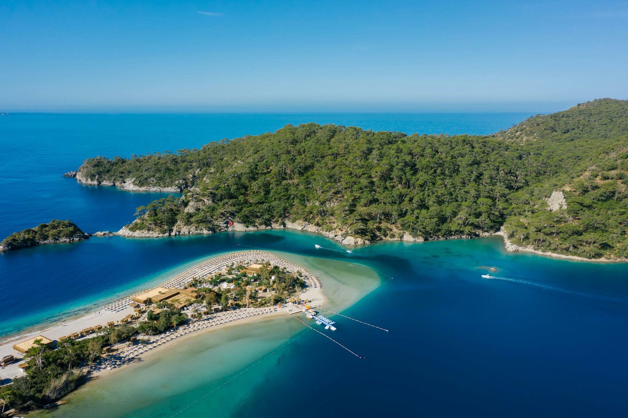 A hipnotizante Lagoa Azul rodeada pela Península de Ölüdeniz