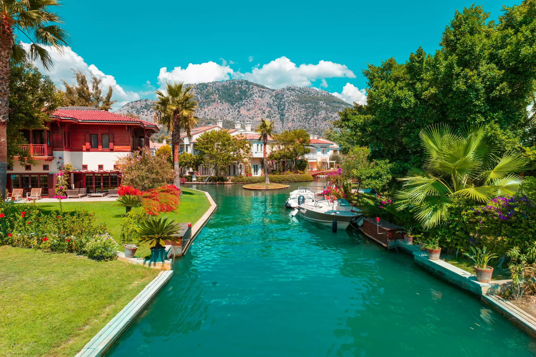 Kanal der „Portville Canal Villas“ mit Anlegestellen für kleine Boote